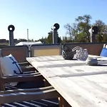 Botel 8 Personen Hausboot Mit Hot Tub, Sauna, Kaminofen, Klimaanlage, Lounge, Sonnendeck Und Garten Mit Buddelschiff Direkt Hinterm Deich In