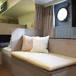 Botel 8 Personen Hausboot Mit Hot Tub, Sauna, Kaminofen, Klimaanlage, Lounge, Sonnendeck Und Garten Mit Buddelschiff Direkt Hinterm Deich In Otterndorf