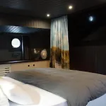 Botel 8 Personen Hausboot Mit Hot Tub, Sauna, Kaminofen, Klimaanlage, Lounge, Sonnendeck Und Garten Mit Buddelschiff Direkt Hinterm Deich In Otterndorf