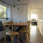 8 Personen Hausboot Mit Hot Tub, Sauna, Kaminofen, Klimaanlage, Lounge, Sonnendeck Und Garten Mit Buddelschiff Direkt Hinterm Deich In *