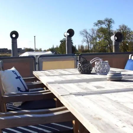 Botel 8 Personen Hausboot Mit Hot Tub, Sauna, Kaminofen, Klimaanlage, Lounge, Sonnendeck Und Garten Mit Buddelschiff Direkt Hinterm Deich In