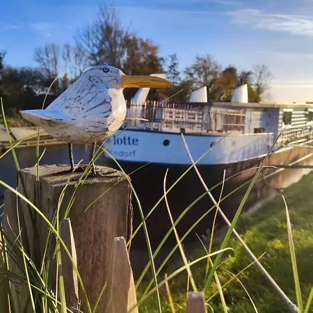 Botel 8 Personen Hausboot Mit Hot Tub, Sauna, Kaminofen, Klimaanlage, Lounge, Sonnendeck Und Garten Mit Buddelschiff Direkt Hinterm Deich In