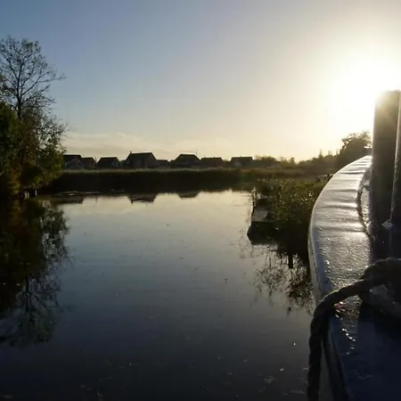 Botel 8 Personen Hausboot Mit Hot Tub, Sauna, Kaminofen, Klimaanlage, Lounge, Sonnendeck Und Garten Mit Buddelschiff Direkt Hinterm Deich In *