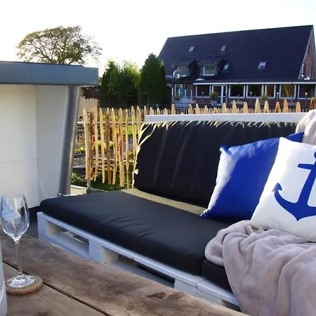 Botel 8 Personen Hausboot Mit Hot Tub, Sauna, Kaminofen, Klimaanlage, Lounge, Sonnendeck Und Garten Mit Buddelschiff Direkt Hinterm Deich In Otterndorf