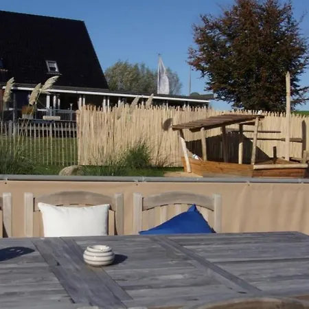 Botel 8 Personen Hausboot Mit Hot Tub, Sauna, Kaminofen, Klimaanlage, Lounge, Sonnendeck Und Garten Mit Buddelschiff Direkt Hinterm Deich In *