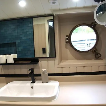 Botel 8 Personen Hausboot Mit Hot Tub, Sauna, Kaminofen, Klimaanlage, Lounge, Sonnendeck Und Garten Mit Buddelschiff Direkt Hinterm Deich In *