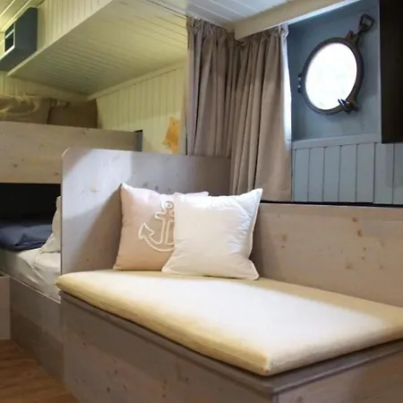 Botel 8 Personen Hausboot Mit Hot Tub, Sauna, Kaminofen, Klimaanlage, Lounge, Sonnendeck Und Garten Mit Buddelschiff Direkt Hinterm Deich In Otterndorf