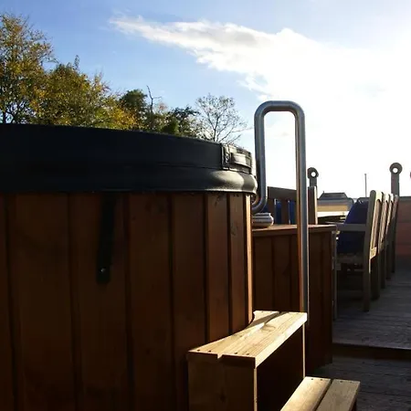 8 Personen Hausboot Mit Hot Tub, Sauna, Kaminofen, Klimaanlage, Lounge, Sonnendeck Und Garten Mit Buddelschiff Direkt Hinterm Deich In