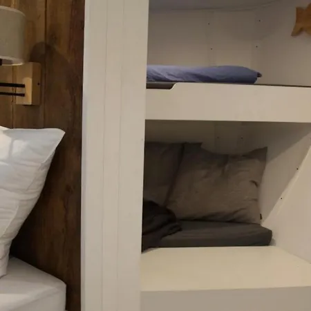 8 Personen Hausboot Mit Hot Tub, Sauna, Kaminofen, Klimaanlage, Lounge, Sonnendeck Und Garten Mit Buddelschiff Direkt Hinterm Deich In