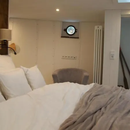船屋 8 Personen Hausboot Mit Hot Tub, Sauna, Kaminofen, Klimaanlage, Lounge, Sonnendeck Und Garten Mit Buddelschiff Direkt Hinterm Deich In *