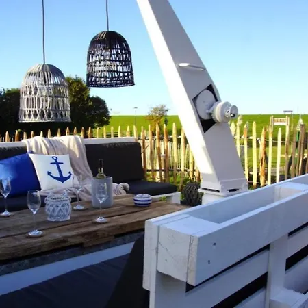 Botel 8 Personen Hausboot Mit Hot Tub, Sauna, Kaminofen, Klimaanlage, Lounge, Sonnendeck Und Garten Mit Buddelschiff Direkt Hinterm Deich In
