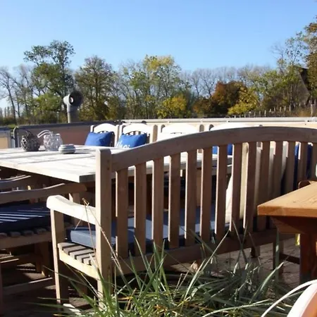 8 Personen Hausboot Mit Hot Tub, Sauna, Kaminofen, Klimaanlage, Lounge, Sonnendeck Und Garten Mit Buddelschiff Direkt Hinterm Deich In