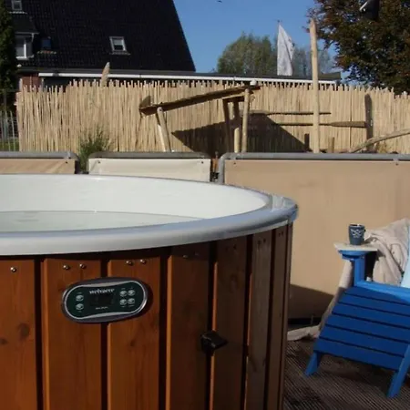 Botel 8 Personen Hausboot Mit Hot Tub, Sauna, Kaminofen, Klimaanlage, Lounge, Sonnendeck Und Garten Mit Buddelschiff Direkt Hinterm Deich In