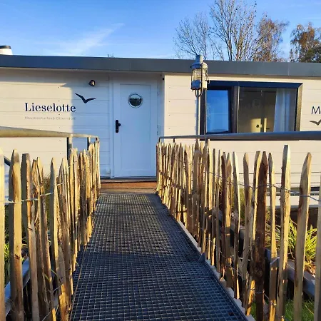 Botel 8 Personen Hausboot Mit Hot Tub, Sauna, Kaminofen, Klimaanlage, Lounge, Sonnendeck Und Garten Mit Buddelschiff Direkt Hinterm Deich In *