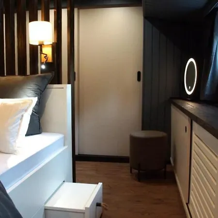 8 Personen Hausboot Mit Hot Tub, Sauna, Kaminofen, Klimaanlage, Lounge, Sonnendeck Und Garten Mit Buddelschiff Direkt Hinterm Deich In *