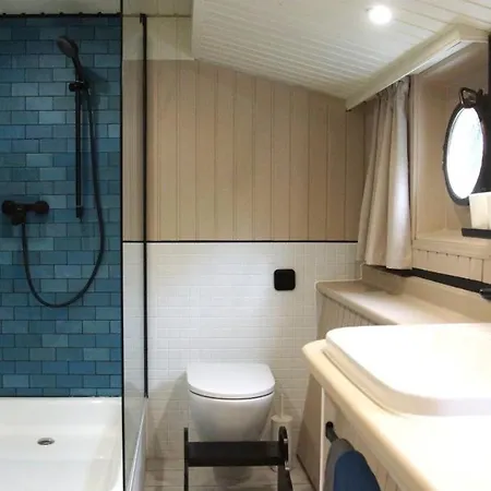 8 Personen Hausboot Mit Hot Tub, Sauna, Kaminofen, Klimaanlage, Lounge, Sonnendeck Und Garten Mit Buddelschiff Direkt Hinterm Deich In Botel