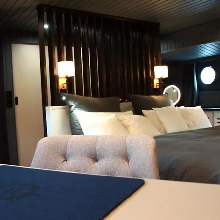 8 Personen Hausboot Mit Hot Tub, Sauna, Kaminofen, Klimaanlage, Lounge, Sonnendeck Und Garten Mit Buddelschiff Direkt Hinterm Deich In Botel *