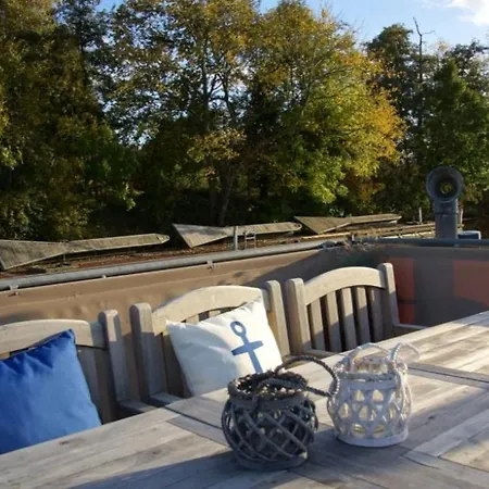 8 Personen Hausboot Mit Hot Tub, Sauna, Kaminofen, Klimaanlage, Lounge, Sonnendeck Und Garten Mit Buddelschiff Direkt Hinterm Deich In Botel Otterndorf