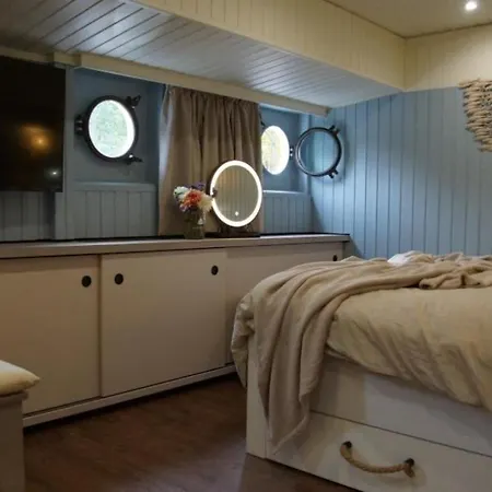 8 Personen Hausboot Mit Hot Tub, Sauna, Kaminofen, Klimaanlage, Lounge, Sonnendeck Und Garten Mit Buddelschiff Direkt Hinterm Deich In Botel