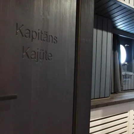 Botel 8 Personen Hausboot Mit Hot Tub, Sauna, Kaminofen, Klimaanlage, Lounge, Sonnendeck Und Garten Mit Buddelschiff Direkt Hinterm Deich In Otterndorf