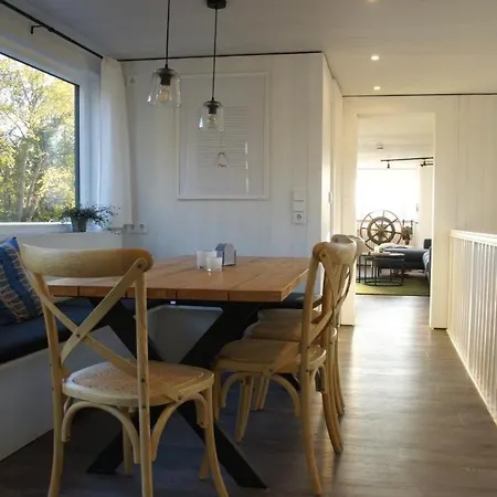 8 Personen Hausboot Mit Hot Tub, Sauna, Kaminofen, Klimaanlage, Lounge, Sonnendeck Und Garten Mit Buddelschiff Direkt Hinterm Deich In *