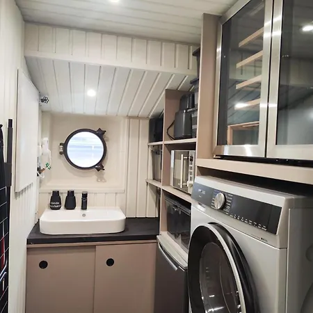 8 Personen Hausboot Mit Hot Tub, Sauna, Kaminofen, Klimaanlage, Lounge, Sonnendeck Und Garten Mit Buddelschiff Direkt Hinterm Deich In Botel