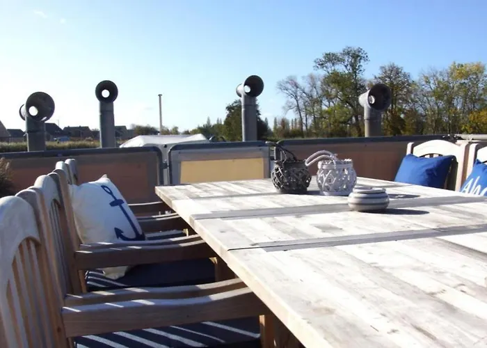 Botel 8 Personen Hausboot Mit Hot Tub, Sauna, Kaminofen, Klimaanlage, Lounge, Sonnendeck Und Garten Mit Buddelschiff Direkt Hinterm Deich In