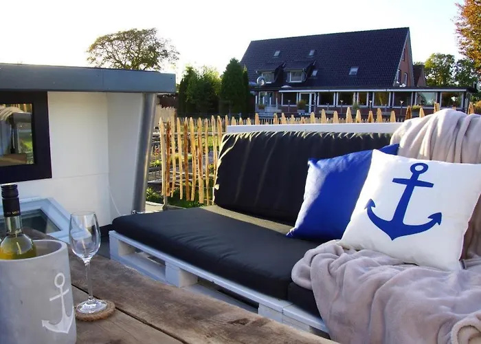 Botel 8 Personen Hausboot Mit Hot Tub, Sauna, Kaminofen, Klimaanlage, Lounge, Sonnendeck Und Garten Mit Buddelschiff Direkt Hinterm Deich In Otterndorf
