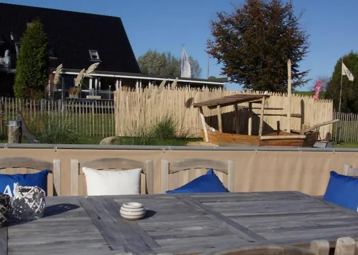 Botel 8 Personen Hausboot Mit Hot Tub, Sauna, Kaminofen, Klimaanlage, Lounge, Sonnendeck Und Garten Mit Buddelschiff Direkt Hinterm Deich In *