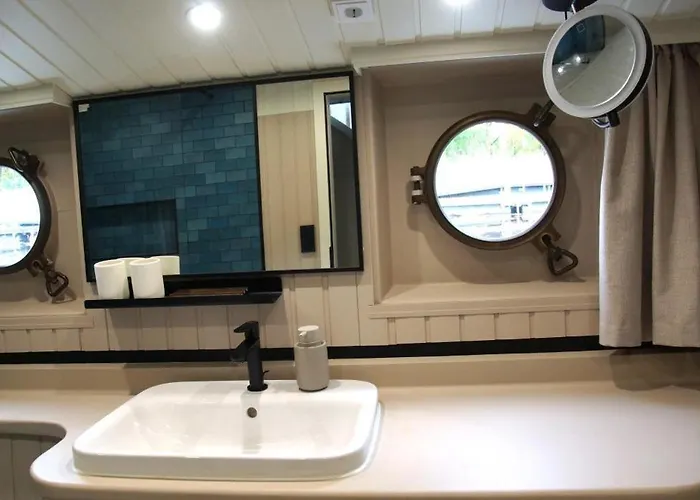 Botel 8 Personen Hausboot Mit Hot Tub, Sauna, Kaminofen, Klimaanlage, Lounge, Sonnendeck Und Garten Mit Buddelschiff Direkt Hinterm Deich In *