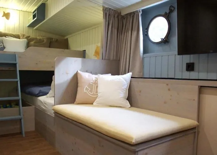 Botel 8 Personen Hausboot Mit Hot Tub, Sauna, Kaminofen, Klimaanlage, Lounge, Sonnendeck Und Garten Mit Buddelschiff Direkt Hinterm Deich In Otterndorf