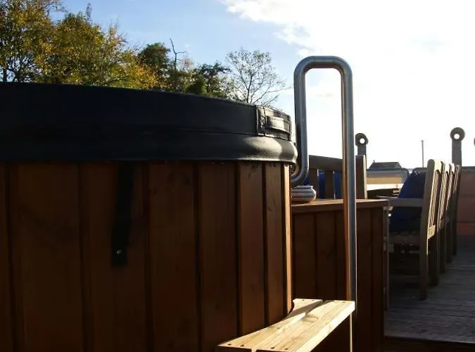 8 Personen Hausboot Mit Hot Tub, Sauna, Kaminofen, Klimaanlage, Lounge, Sonnendeck Und Garten Mit Buddelschiff Direkt Hinterm Deich In