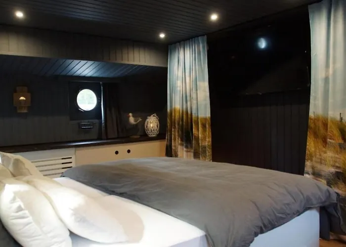 Botel 8 Personen Hausboot Mit Hot Tub, Sauna, Kaminofen, Klimaanlage, Lounge, Sonnendeck Und Garten Mit Buddelschiff Direkt Hinterm Deich In Otterndorf