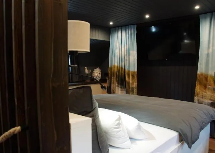 8 Personen Hausboot Mit Hot Tub, Sauna, Kaminofen, Klimaanlage, Lounge, Sonnendeck Und Garten Mit Buddelschiff Direkt Hinterm Deich In *