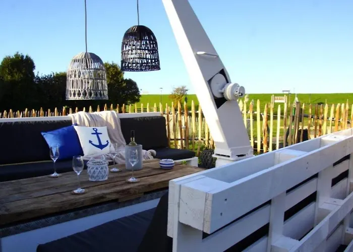 Botel 8 Personen Hausboot Mit Hot Tub, Sauna, Kaminofen, Klimaanlage, Lounge, Sonnendeck Und Garten Mit Buddelschiff Direkt Hinterm Deich In