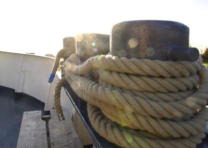 Botel 8 Personen Hausboot Mit Hot Tub, Sauna, Kaminofen, Klimaanlage, Lounge, Sonnendeck Und Garten Mit Buddelschiff Direkt Hinterm Deich In *