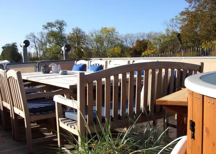 8 Personen Hausboot Mit Hot Tub, Sauna, Kaminofen, Klimaanlage, Lounge, Sonnendeck Und Garten Mit Buddelschiff Direkt Hinterm Deich In