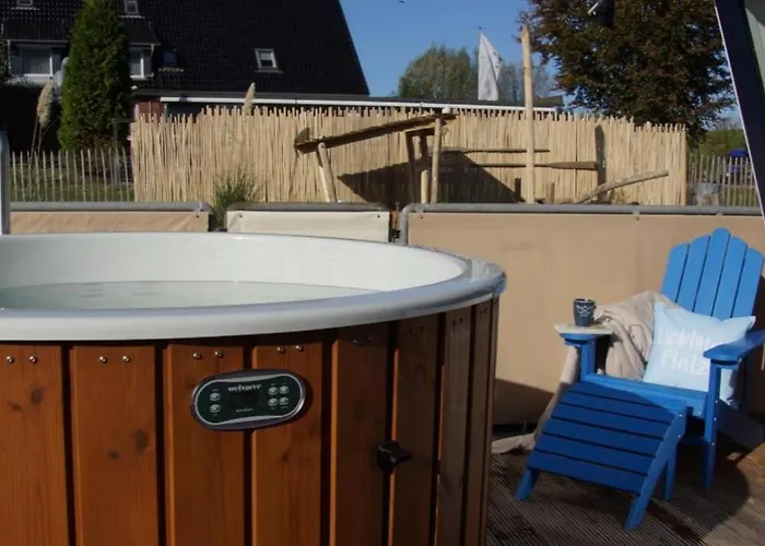 Botel 8 Personen Hausboot Mit Hot Tub, Sauna, Kaminofen, Klimaanlage, Lounge, Sonnendeck Und Garten Mit Buddelschiff Direkt Hinterm Deich In