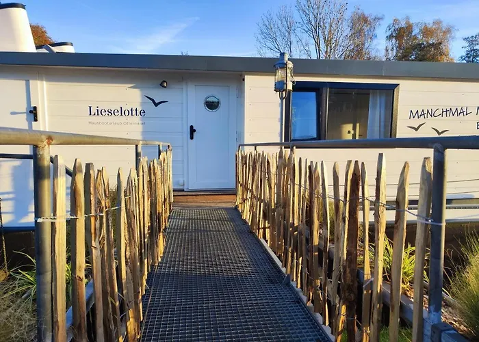 Botel 8 Personen Hausboot Mit Hot Tub, Sauna, Kaminofen, Klimaanlage, Lounge, Sonnendeck Und Garten Mit Buddelschiff Direkt Hinterm Deich In *