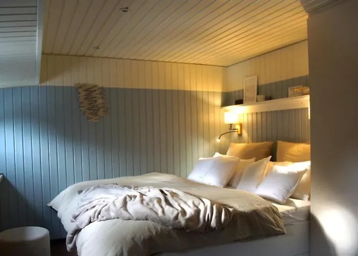 Botel 8 Personen Hausboot Mit Hot Tub, Sauna, Kaminofen, Klimaanlage, Lounge, Sonnendeck Und Garten Mit Buddelschiff Direkt Hinterm Deich In Otterndorf