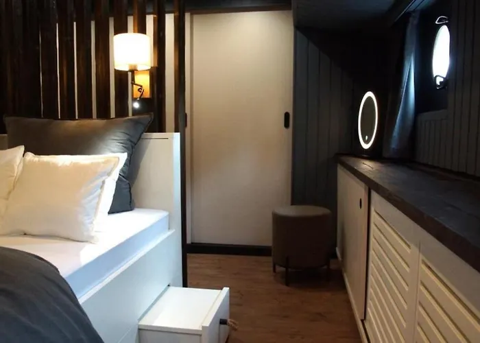 8 Personen Hausboot Mit Hot Tub, Sauna, Kaminofen, Klimaanlage, Lounge, Sonnendeck Und Garten Mit Buddelschiff Direkt Hinterm Deich In *