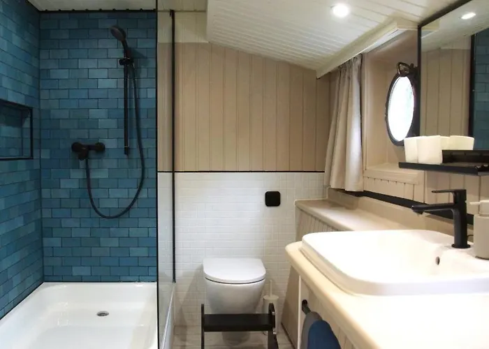 8 Personen Hausboot Mit Hot Tub, Sauna, Kaminofen, Klimaanlage, Lounge, Sonnendeck Und Garten Mit Buddelschiff Direkt Hinterm Deich In Botel