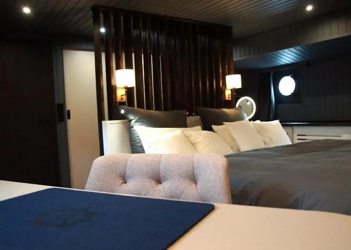 8 Personen Hausboot Mit Hot Tub, Sauna, Kaminofen, Klimaanlage, Lounge, Sonnendeck Und Garten Mit Buddelschiff Direkt Hinterm Deich In Botel *