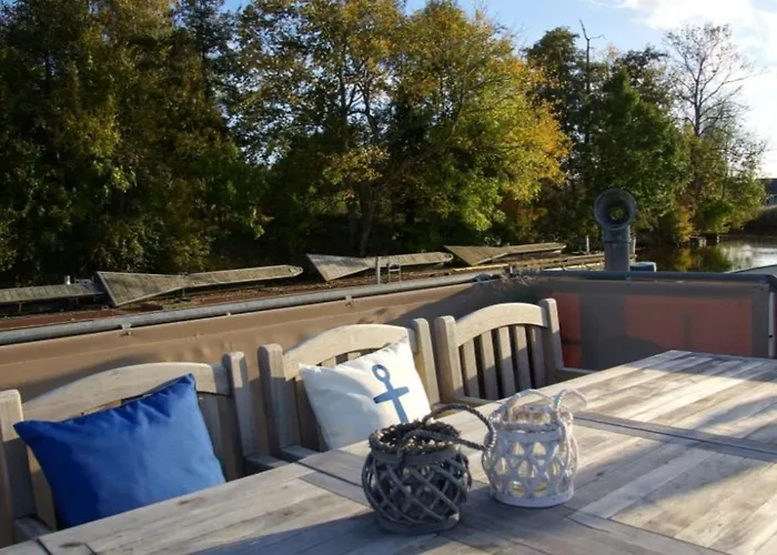8 Personen Hausboot Mit Hot Tub, Sauna, Kaminofen, Klimaanlage, Lounge, Sonnendeck Und Garten Mit Buddelschiff Direkt Hinterm Deich In Botel Otterndorf