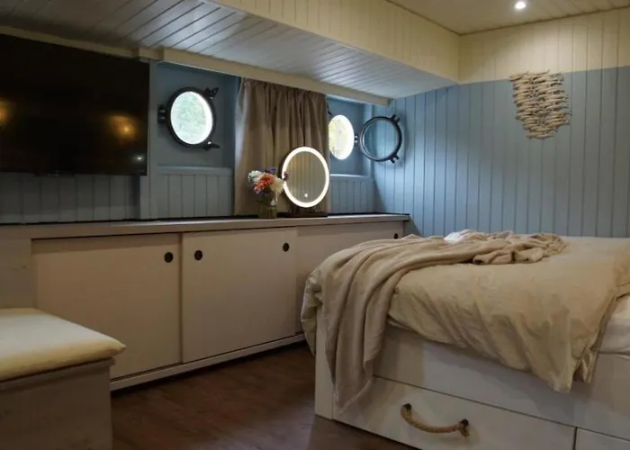 8 Personen Hausboot Mit Hot Tub, Sauna, Kaminofen, Klimaanlage, Lounge, Sonnendeck Und Garten Mit Buddelschiff Direkt Hinterm Deich In Botel