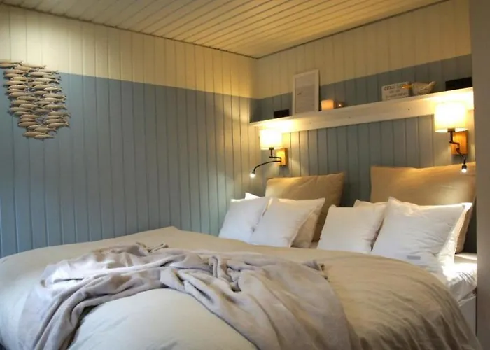 8 Personen Hausboot Mit Hot Tub, Sauna, Kaminofen, Klimaanlage, Lounge, Sonnendeck Und Garten Mit Buddelschiff Direkt Hinterm Deich In Botel Otterndorf