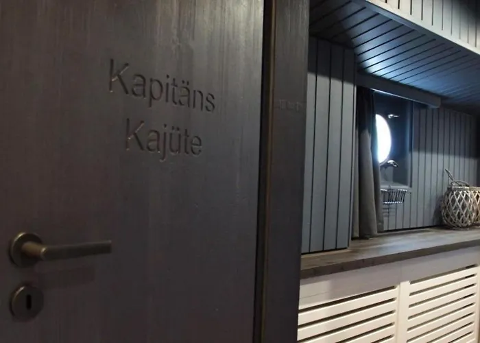 Botel 8 Personen Hausboot Mit Hot Tub, Sauna, Kaminofen, Klimaanlage, Lounge, Sonnendeck Und Garten Mit Buddelschiff Direkt Hinterm Deich In Otterndorf