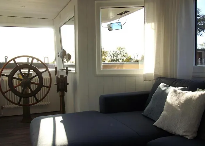 8 Personen Hausboot Mit Hot Tub, Sauna, Kaminofen, Klimaanlage, Lounge, Sonnendeck Und Garten Mit Buddelschiff Direkt Hinterm Deich In Botel