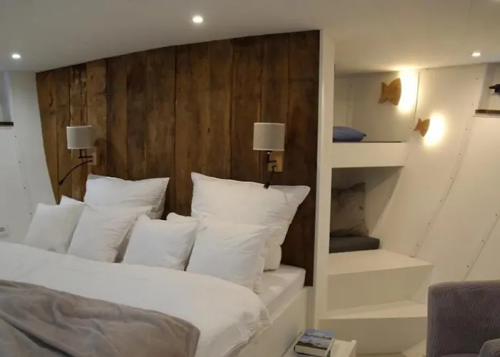 8 Personen Hausboot Mit Hot Tub, Sauna, Kaminofen, Klimaanlage, Lounge, Sonnendeck Und Garten Mit Buddelschiff Direkt Hinterm Deich In Botel *