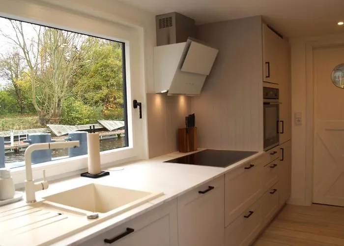 8 Personen Hausboot Mit Hot Tub, Sauna, Kaminofen, Klimaanlage, Lounge, Sonnendeck Und Garten Mit Buddelschiff Direkt Hinterm Deich In Botel Otterndorf